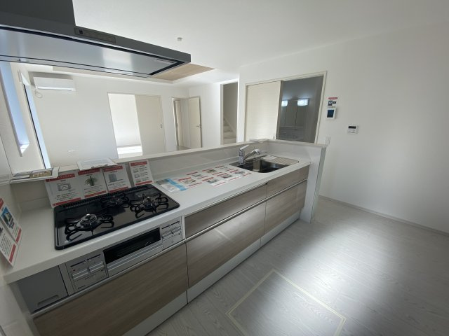 【いわき市平中山1期　2号棟】　ご成約特典として人気家電プレゼント中です！のキッチン|◆キッチンの写真です◆
料理好きな人必見♪キッチンスペース広々！
対面式キッチンですので、お食事の準備をしながらご家族との会話を楽しめます☆
