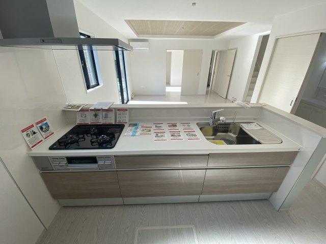 【いわき市平中山1期　2号棟】　ご成約特典として人気家電プレゼント中です！のキッチン|◆キッチンの写真です◆ スッキリしていて、調理スペースも広い“システムキッチン”♪
使いやすい動線が確保できるので、お料理するのも楽しくなりますね♪

