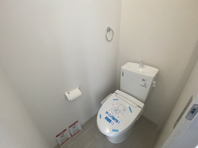 【いわき市平中山1期　2号棟】　ご成約特典として人気家電プレゼント中です！のトイレ|◆トイレの写真です◆
温水洗浄便座付きのトイレです！もちろん窓もあり換気もしっかり出来ます！