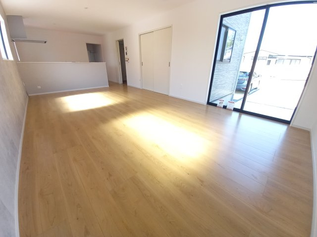 【いわき市平中山1期　2号棟】　ご成約特典として人気家電プレゼント中です！の居間・リビング|◆リビングの写真です◆　休日はリビングで、ゆっくりとテレビ鑑賞など…楽しみが増えますね。　家族のコミュニケーションがより一層深まります。

