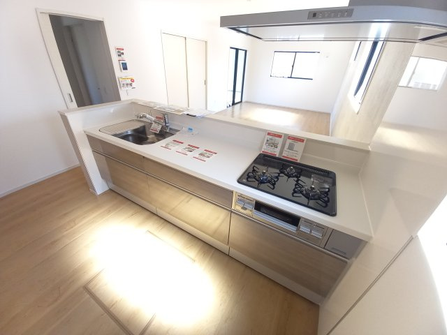【いわき市平中山1期　2号棟】　ご成約特典として人気家電プレゼント中です！のキッチン|◆キッチンの写真です◆　目の前にリビングが広がる対面キッチンを採用、キッチンからリビング全体を見渡せる子育て中のご家族にも嬉しい造りです！キッチンでお料理をお楽しみください♪
