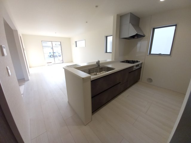 【勿来町関田西2丁目1期／1号棟】　新築一戸建　選べる最新家電！特別キャンペーン♪のキッチン|同施工◆キッチンの写真です◆
料理好きな人必見♪キッチンスペース広々！
対面式キッチンですので、お食事の準備をしながらご家族との会話を楽しめます☆

