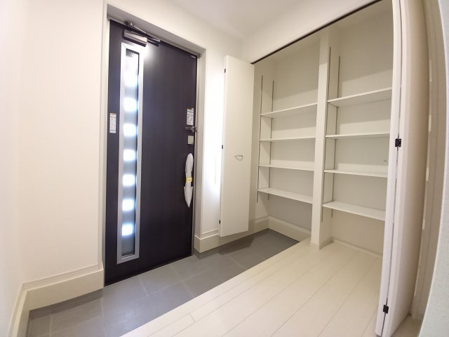 【勿来町関田西2丁目1期／1号棟】　新築一戸建　選べる最新家電！特別キャンペーン♪の玄関|同施工◆玄関の写真です◆
お洒落な玄関は気分が良いですね♪広々とした玄関になっております。　ご両親やお友達が来ても、靴の置き場に困ることはありません。収納力たっぷりで、整理整頓も楽ちんですね。

