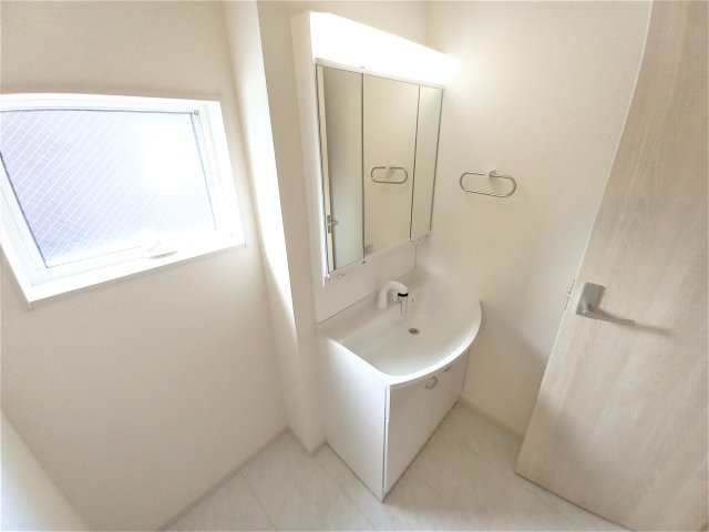【勿来町関田西2丁目1期／1号棟】　新築一戸建　選べる最新家電！特別キャンペーン♪の独立洗面台|同施工◆洗面所の写真です◆清潔感のある、使い勝手の良い洗面台は、朝が気持ちよく迎えられそうです。三面の鏡をすべて使い、収納スペースをしっかり確保してあるので、歯ブラシなどの収納に便利ですね♪


