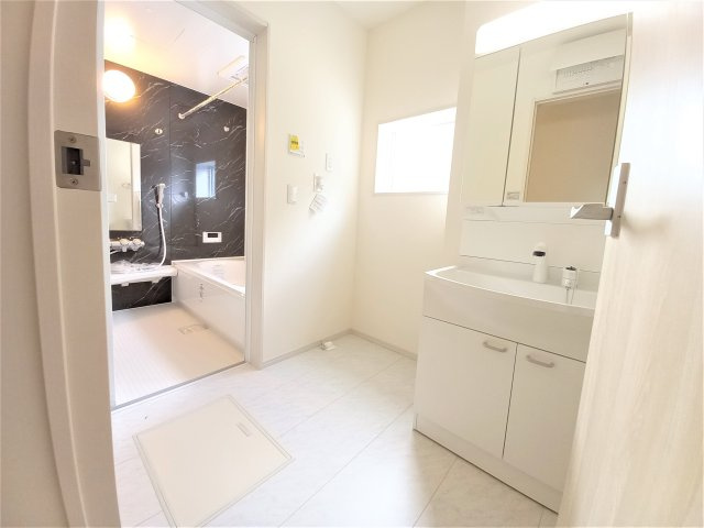 【勿来町関田西2丁目1期／1号棟】　新築一戸建　選べる最新家電！特別キャンペーン♪の独立洗面台|同施工◆洗面所の写真です◆　洗面台は朝をすっきりさせてくれる空間としては大切な空間です。バタバタしている忙しい朝でも収納が多い洗面台では短い時間で効率良く支度ができます。


