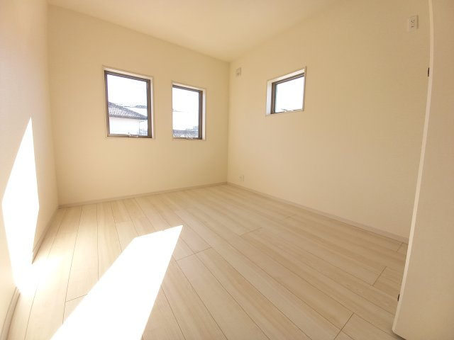 【勿来町関田西2丁目1期／1号棟】　新築一戸建　選べる最新家電！特別キャンペーン♪の洋室|同施工◆居室の写真です◆　柔らかい陽光が差し込む明るいお部屋を演出☆　使い勝手の良い間取りなので、ご家族の状況の変化にも耐えられますね。


