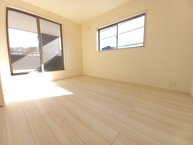 【勿来町関田西2丁目1期／1号棟】　新築一戸建　選べる最新家電！特別キャンペーン♪の洋室|同施工◆居室の写真です◆　充分な広さの収納を備え、採光良好な洋室は、快適空間。プライベートの時間もゆったりお寛ぎ頂けそうです。

