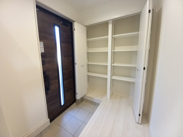 【勿来町関田西2丁目1期／1号棟】　新築一戸建　選べる最新家電！特別キャンペーン♪の前面道路含む現地写真|同施工◆玄関の写真です◆
玄関の写真です。断熱玄関ドアなので、冷気や暖気の侵入や流出を抑えてくれます。
お洒落で明るい玄関は、お客様にも喜ばれそうです♪♪

