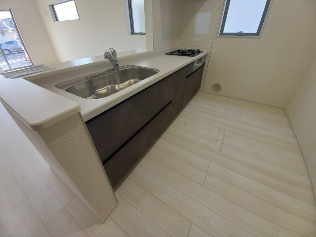 【勿来町関田西2丁目1期／1号棟】　新築一戸建　選べる最新家電！特別キャンペーン♪のキッチン|同施工◆キッチンの写真です◆
料理好きな人必見♪キッチンスペース広々！
対面式キッチンですので、お食事の準備をしながらご家族との会話を楽しめます☆
