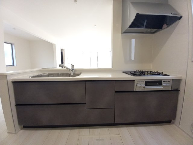 【勿来町関田西2丁目1期／1号棟】　新築一戸建　選べる最新家電！特別キャンペーン♪のキッチン|同施工◆キッチンの写真です◆　とにかくものが多くなりがちなキッチン空間。システムキッチンは見た目スッキリなのに収納力たっぷりです♪さらに床下収納もあります。

