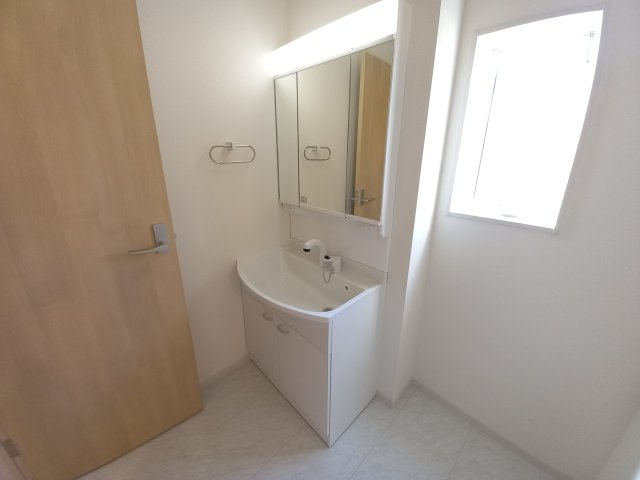 【小名浜大原1期／5号棟】ご成約特典として人気家電プレゼント中です！の独立洗面台|同施工　◆洗面所の写真です◆　洗面台は朝をすっきりさせてくれる空間としては大切な空間です。バタバタしている忙しい朝でも収納が多い洗面台では短い時間で効率良く支度ができます。

