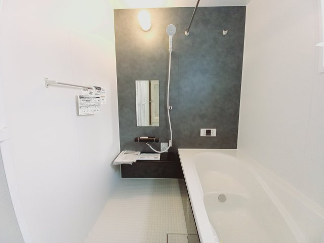 【小名浜大原1期／5号棟】ご成約特典として人気家電プレゼント中です！の浴室|同施工　◆ユニットバスの写真です◆　毎日の疲れを癒す広々とした浴室は、足を伸ばしてゆっくりとくつろげます♪　音楽を聴いたり、自分だけの特別な時間に・・・♪半身浴にピッタリですね♪