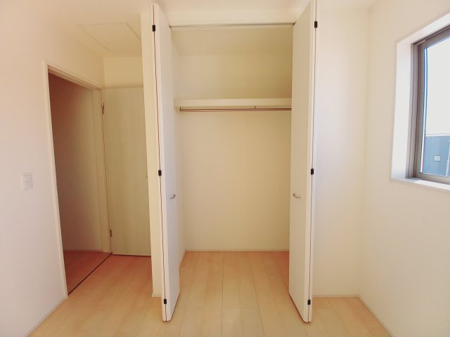 【小名浜大原1期／5号棟】ご成約特典として人気家電プレゼント中です！の収納|同施工　◆収納スペースの写真です◆　十分な広さがあるので収納には困りませんね♪　お手持ちの衣類ケースなども置ける大空間で、寝室がスッキリ使えます。