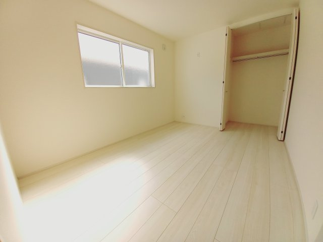 【小名浜大原1期／5号棟】ご成約特典として人気家電プレゼント中です！の洋室|同施工◆居室の写真です◆　柔らかい陽光が差し込む明るいお部屋を演出☆　使い勝手の良い間取りなので、ご家族の状況の変化にも耐えられますね。