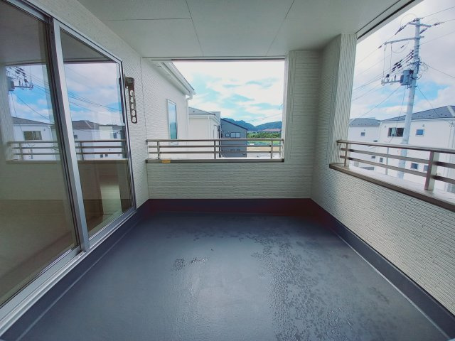 【小名浜大原1期／5号棟】ご成約特典として人気家電プレゼント中です！のバルコニー|同施工◆バルコニーの写真です◆　お布団など大きいものも、充分に干せる広さがございます。人気のベランピングも楽しめる広さ！自宅のアウトドア空間でゆったり過ごせます。