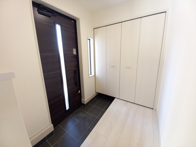 【小名浜大原1期／5号棟】ご成約特典として人気家電プレゼント中です！の玄関|同施工◆玄関の写真です◆
広々玄関で人の出入りが楽！　シューズボックスは収納力たっぷりで、整理整頓も楽ちんですね。お洒落な玄関はお客様からも喜んでいただけそうです！！