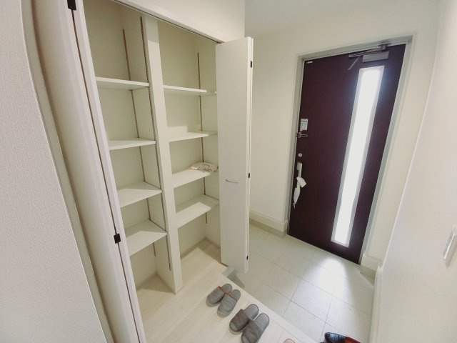 【小名浜大原1期／5号棟】ご成約特典として人気家電プレゼント中です！の玄関|同施工　　◆玄関の写真です◆
お洒落な玄関は気分が良いですね♪広々とした玄関になっております。　ご両親やお友達が来ても、靴の置き場に困ることはありません。収納力たっぷりで、整理整頓も楽ちんですね。

