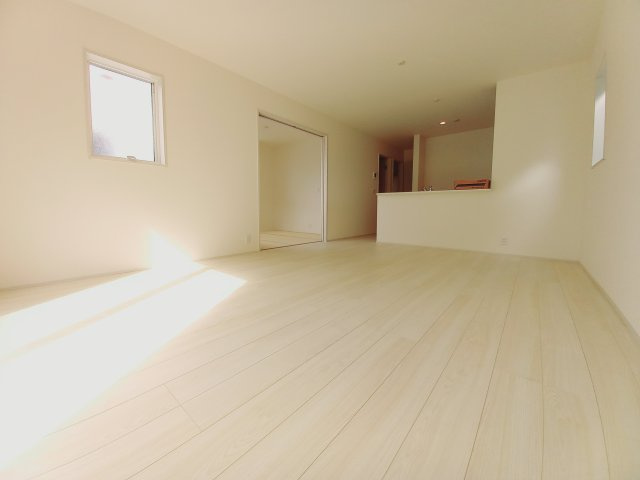 【小名浜大原1期／5号棟】ご成約特典として人気家電プレゼント中です！の居間・リビング|同施工◆リビング写真です◆木の温もりがやさしいフローリングは安らぎをもたらすプライベート空間♪大きな窓のあるリビングは、陽光あふれる明るく居心地も良くご家族皆がゆったり寛げる憩いの空間となりそうです
