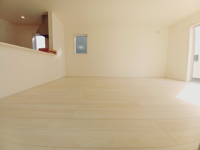 【小名浜大原1期／5号棟】ご成約特典として人気家電プレゼント中です！の居間・リビング|同施工　◆リビングの写真です◆　ホームパーティーも盛り上がりそうなおしゃれなリビング♪　広いリビングで快適に、ゆったりと過ごせますね♪