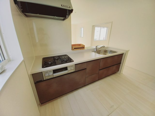 【小名浜大原1期／5号棟】ご成約特典として人気家電プレゼント中です！のキッチン|同施工◆キッチンの写真です◆　デザイン性と機能性を兼ね備えたキッチンです。　対面式キッチンは、家族の会話が途切れませんね♪