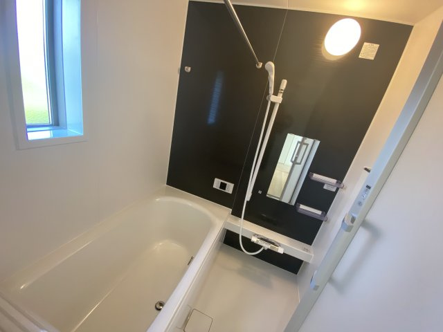 ☆いわき市錦町糠塚　2号棟☆　新築建売住宅　ご成約特典として人気家電プレゼント中です！ の浴室|■□■ユニットバスの写真です■□■　高断熱浴槽なので、温めたお湯の熱を逃がしにくくし、しっかり断熱してくれるので、入浴の時間帯がバラバラでも安心ですね♪