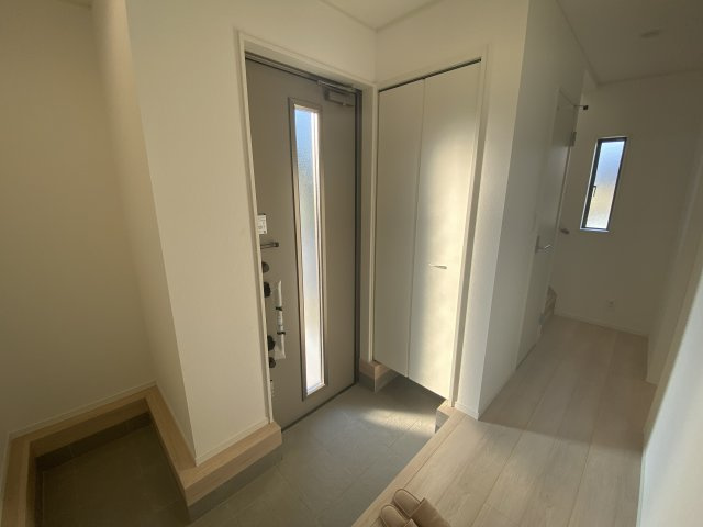 ☆いわき市錦町糠塚　2号棟☆　新築建売住宅　ご成約特典として人気家電プレゼント中です！ の玄関|■□■玄関の写真です■□■　
お洒落な玄関はお客様からも喜んでいただけそうですね！！