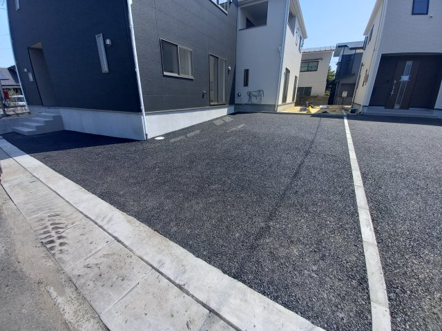 ☆いわき市錦町糠塚　2号棟☆　新築建売住宅　ご成約特典として人気家電プレゼント中です！ の駐車場|◆カースペースの写真です◆
陽当りの良い駐車場は週末の洗車も快適です♪お車の他にも、自転車をとめられそうなスペースもございます。
