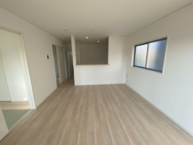 ☆いわき市錦町糠塚　2号棟☆　新築建売住宅　ご成約特典として人気家電プレゼント中です！ の居間・リビング|■□■リビングの写真です■□■　広いリビングで快適に、ゆったりと過ごせますね♪