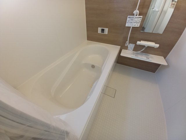 ☆住宅ローンに自信があります☆　【新築戸建】　いわき市小名浜燈籠原　第1 　1号棟の浴室|◆ユニットバスの写真です◆　バリアフリー設計なので、小さなお子様からご年配の方まで安心して入浴することができます。　ご家族それぞれの生活リズムに合わせて、いつでも温かいお風呂に入れます。