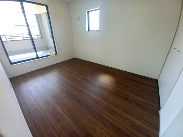 ☆住宅ローンに自信があります☆　【新築戸建】　いわき市小名浜燈籠原　第1 　1号棟の洋室|◆居室の写真です◆　柔らかい陽光が差し込む明るいお部屋を演出☆　使い勝手の良い間取りなので、ご家族の状況の変化にも耐えられますね。