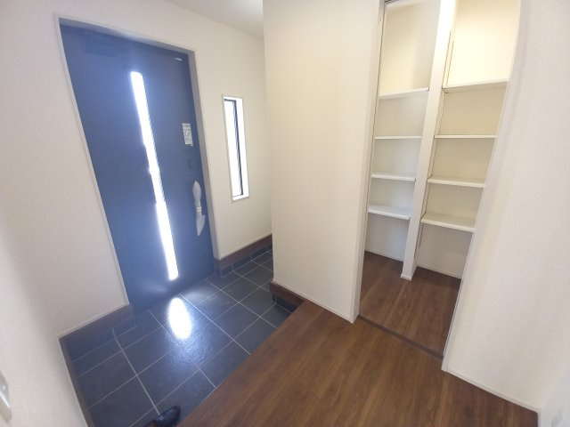 ☆住宅ローンに自信があります☆　【新築戸建】　いわき市小名浜燈籠原　第1 　1号棟の玄関|◆玄関の写真です◆
広々玄関で人の出入りが楽！　シューズボックスは収納力たっぷりで、整理整頓も楽ちんですね。お洒落な玄関はお客様からも喜んでいただけそうです！！