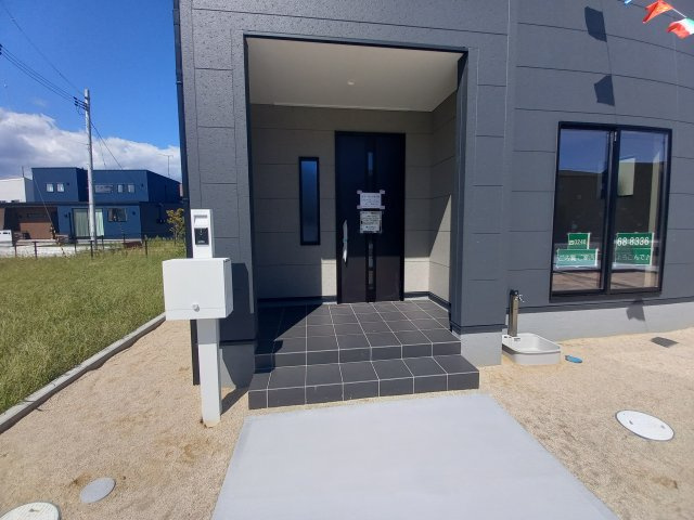 ☆住宅ローンに自信があります☆　【新築戸建】　いわき市小名浜燈籠原　第1 　1号棟の玄関|◆玄関の写真です◆
お洒落な玄関は気分が良いですね♪広々とした玄関になっております。　ご両親やお友達が来ても、靴の置き場に困ることはありません。収納力たっぷりで、整理整頓も楽ちんですね。

