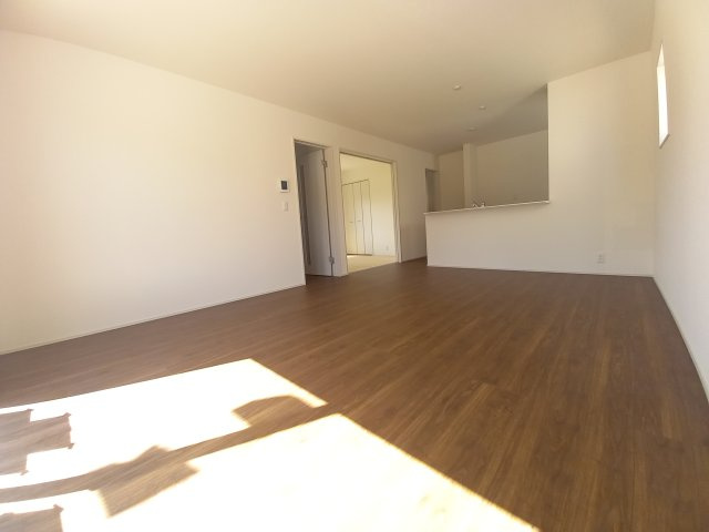 ☆住宅ローンに自信があります☆　【新築戸建】　いわき市小名浜燈籠原　第1 　1号棟の居間・リビング|◆リビング写真です◆木の温もりがやさしいフローリングは安らぎをもたらすプライベート空間♪大きな窓のあるリビングは、陽光あふれる明るく居心地も良くご家族皆がゆったり寛げる憩いの空間となりそうです
