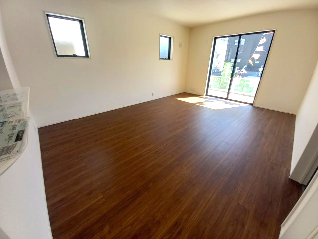 ☆住宅ローンに自信があります☆　【新築戸建】　いわき市小名浜燈籠原　第1 　1号棟の居間・リビング|◆リビングの写真です◆　ホームパーティーも盛り上がりそうなおしゃれなリビング♪　広いリビングで快適に、ゆったりと過ごせますね♪