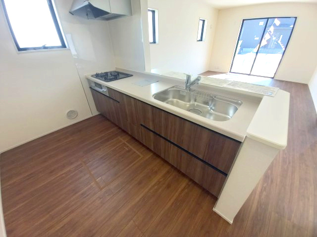 ☆住宅ローンに自信があります☆　【新築戸建】　いわき市小名浜燈籠原　第1 　1号棟のキッチン|◆キッチンの写真です◆　デザイン性と機能性を兼ね備えたキッチンです。　対面式キッチンは、家族の会話が途切れませんね♪