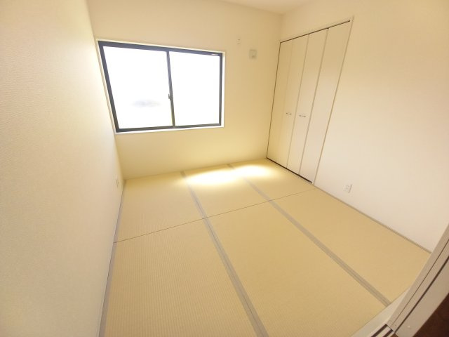 ☆住宅ローンに自信があります☆　【新築戸建】　いわき市小名浜燈籠原　第1 　1号棟の和室|◆和室の写真です◆　お泊りに来た親戚や来客時、ちょっと横になりたい時にあると便利です♪　和の雰囲気が心を落ち着かせてくれますね♪