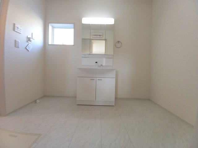 【平下平窪　第11】全4棟／2号棟　選べる豪華家電キャンペーン実施中♪※平第四小・平第一中　の独立洗面台|同施工◆洗面所の写真です◆清潔感のある、使い勝手の良い洗面台は、朝が気持ちよく迎えられそうです。三面の鏡をすべて使い、収納スペースをしっかり確保してあるので、歯ブラシなどの収納に便利ですね♪


