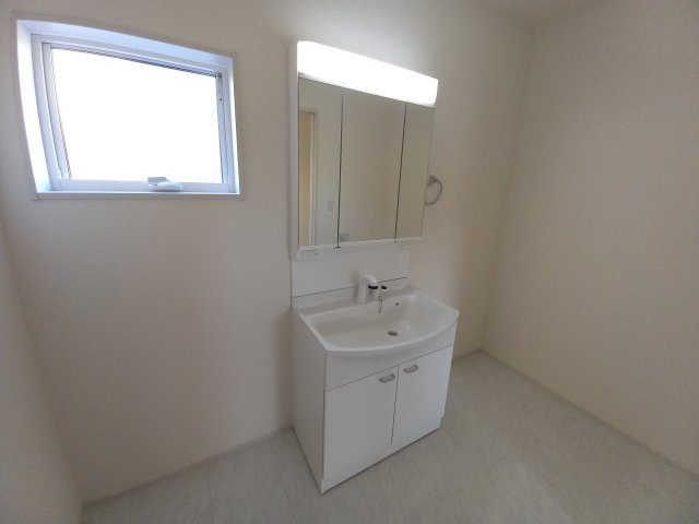 【平下平窪　第11】全4棟／2号棟　選べる豪華家電キャンペーン実施中♪※平第四小・平第一中　の独立洗面台|同施工◆洗面所の写真です◆　洗面台は朝をすっきりさせてくれる空間としては大切な空間です。バタバタしている忙しい朝でも収納が多い洗面台では短い時間で効率良く支度ができます。


