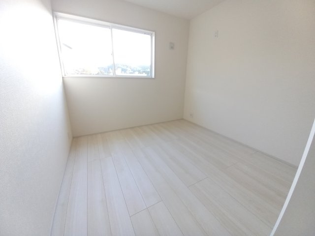 【平下平窪　第11】全4棟／2号棟　選べる豪華家電キャンペーン実施中♪※平第四小・平第一中　の洋室|同施工◆居室の写真です◆　柔らかい陽光が差し込む明るいお部屋を演出☆　使い勝手の良い間取りなので、ご家族の状況の変化にも耐えられますね。


