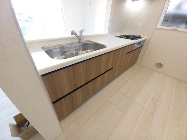 【平下平窪　第11】全4棟／2号棟　選べる豪華家電キャンペーン実施中♪※平第四小・平第一中　のキッチン|同施工◆キッチンの写真です◆
料理好きな人必見♪キッチンスペース広々！
対面式キッチンですので、お食事の準備をしながらご家族との会話を楽しめます☆
