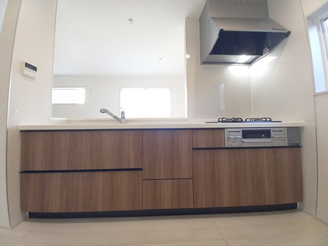 【平下平窪　第11】全4棟／2号棟　選べる豪華家電キャンペーン実施中♪※平第四小・平第一中　のキッチン|同施工◆キッチンの写真です◆　とにかくものが多くなりがちなキッチン空間。システムキッチンは見た目スッキリなのに収納力たっぷりです♪さらに床下収納もあります。

