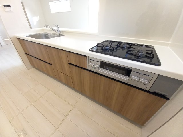 【平下平窪　第11】全4棟／2号棟　選べる豪華家電キャンペーン実施中♪※平第四小・平第一中　のキッチン|同施工◆キッチンの写真です◆　使い勝手の良いシステムキッチン！
家族の笑顔を見ながらするお料理は対面キッチンの特権ですね！
お料理しやすいキッチンです♪