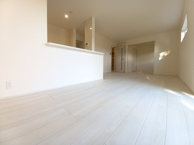 【平下平窪　第11】全4棟／2号棟　選べる豪華家電キャンペーン実施中♪※平第四小・平第一中　の居間・リビング|同施工◆リビングの写真です◆木の温もりがやさしいフローリングは安らぎをもたらすプライベート空間♪大きな窓のあるリビングは、陽光あふれる明るく居心地も良くご家族皆がゆったり寛げる憩いの空間となりそうです