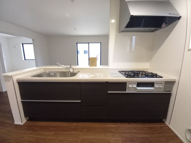 【勿来町関田西2丁目1期／2号棟】　新築一戸建　選べる最新家電！特別キャンペーン♪のキッチン|同施工◆リビングの写真です◆　休日はリビングで、ゆっくりとテレビ鑑賞など…楽しみが増えますね。　家族のコミュニケーションがより一層深まります。

