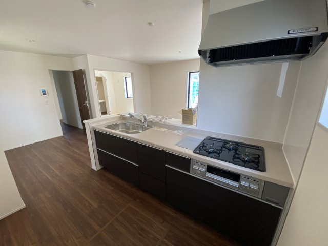 【勿来町関田西2丁目1期／2号棟】　新築一戸建　選べる最新家電！特別キャンペーン♪のキッチン|同施工◆キッチンの写真です◆
料理好きな人必見♪キッチンスペース広々！
対面式キッチンですので、お食事の準備をしながらご家族との会話を楽しめます☆

