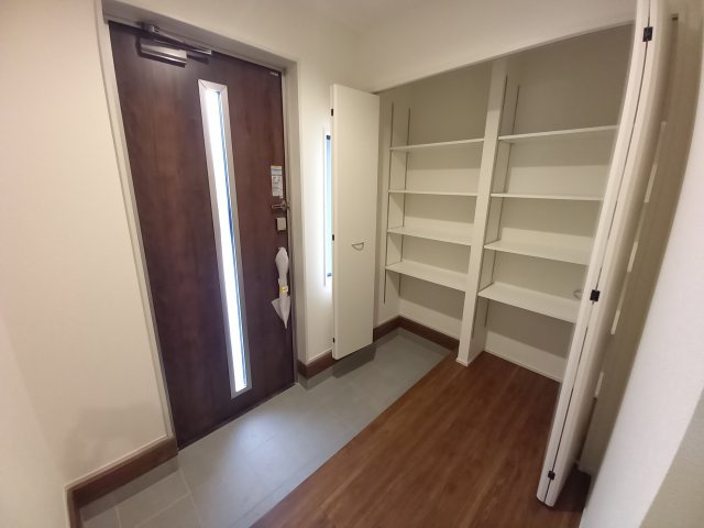 【勿来町関田西2丁目1期／2号棟】　新築一戸建　選べる最新家電！特別キャンペーン♪の玄関|同施工◆玄関の写真です◆
お洒落な玄関は気分が良いですね♪広々とした玄関になっております。　ご両親やお友達が来ても、靴の置き場に困ることはありません。収納力たっぷりで、整理整頓も楽ちんですね。

