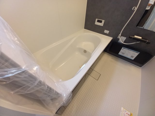 【勿来町関田西2丁目1期／2号棟】　新築一戸建　選べる最新家電！特別キャンペーン♪の浴室|同施工◆ユニットバスの写真です◆　毎日の疲れを癒す広々とした浴室は、足を伸ばしてゆっくりとくつろげます♪　好きな音楽を聴いたり、動画を見たり、半身浴をして　自分だけの癒し時間が楽しめますね！