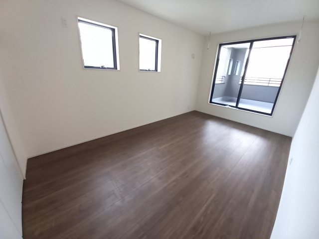 【勿来町関田西2丁目1期／2号棟】　新築一戸建　選べる最新家電！特別キャンペーン♪の洋室|同施工◆居室の写真です◆　柔らかい陽光が差し込む明るいお部屋を演出☆　使い勝手の良い間取りなので、ご家族の状況の変化にも耐えられますね。


