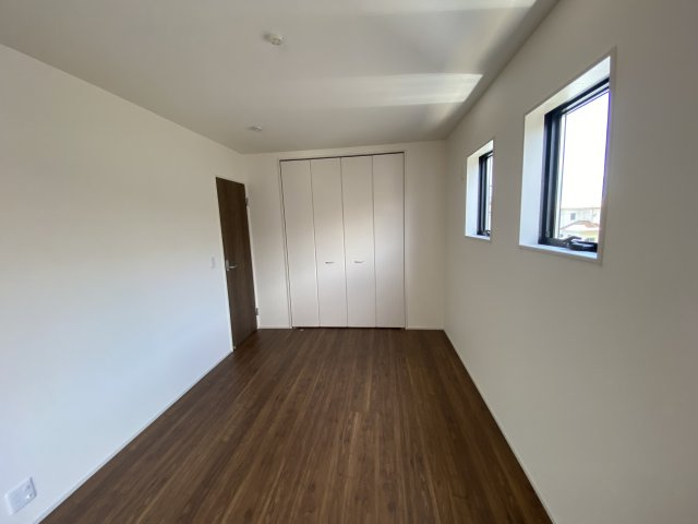 【勿来町関田西2丁目1期／2号棟】　新築一戸建　選べる最新家電！特別キャンペーン♪の洋室|同施工◆居室の写真です◆　充分な広さの収納を備え、採光良好な洋室は、快適空間。プライベートの時間もゆったりお寛ぎ頂けそうです。

