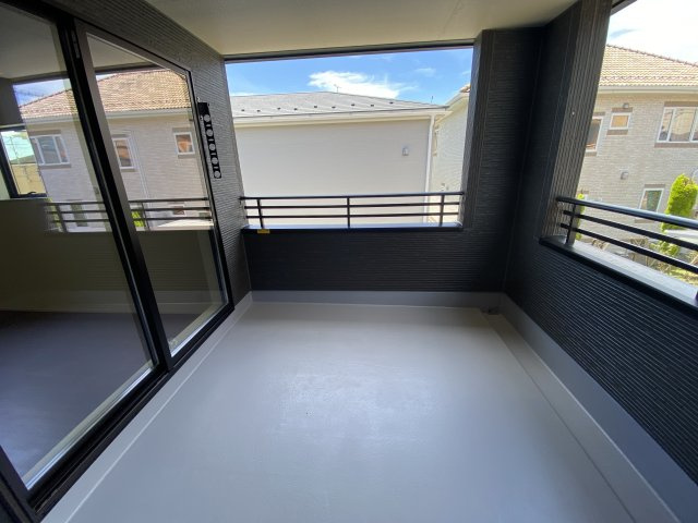 【勿来町関田西2丁目1期／2号棟】　新築一戸建　選べる最新家電！特別キャンペーン♪のバルコニー|同施工◆バルコニーの写真です◆　
洗濯物から布団まで一度にたくさん干せて便利です♪
眺めのよいバルコニーで、あなただけのリラックスタイムを☆

